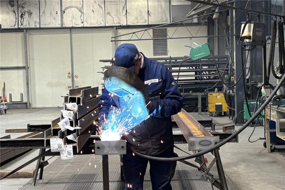 Am 31. Januar 2026 hat Schmeing Stahlbau aus Südlohn Insolvenz angemeldet. Doch Geschäftsführer Klaus Honsel und Insolvenzverwalter Frank Kreuznacht sind zuversichtlich, dass es im Unternehmen weitergehen kann.