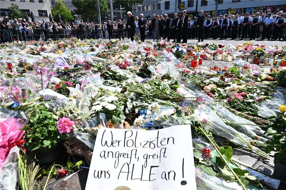 Urteil im Prozess Marktplatz Mannheim - das muss man wissen Am 31. Mai 2024 wurden noch fünf weitere Männer zum Teil schwer verletzt - sie waren dabei, eine Kundgebung der islamkritischen Bürgerbewegung Pax Europa vorzubereiten. (Archivbild)Bernd Weißbrod/dpa