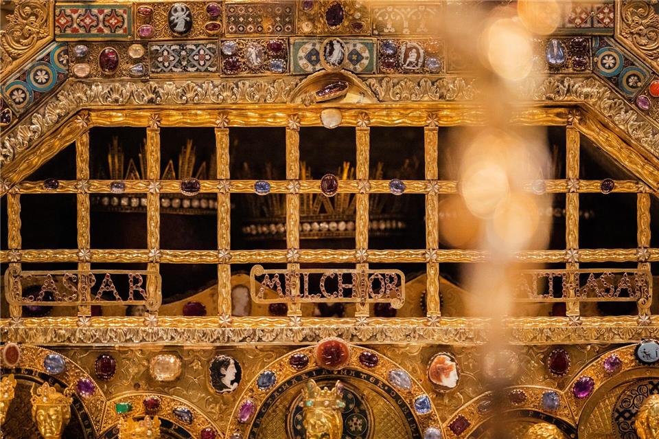 Am 6. Januar wird im Kölner Dom der Schrein der Heiligen Drei Könige geöffnet. (Archivbild)Rolf Vennenbernd/dpa