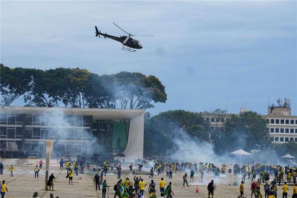 Brasilien: Bolsonaro zu mehr als 27 Jahren Haft verurteilt Am 8. Januar 2023, wenige Tage nach Lulas Amtsantritt, stürmten Anhänger des Rechtspolitikers den Kongress, das Oberste Gericht und den Präsidentenpalast in Brasília. (Archivbild)Eraldo Peres/AP/dpa