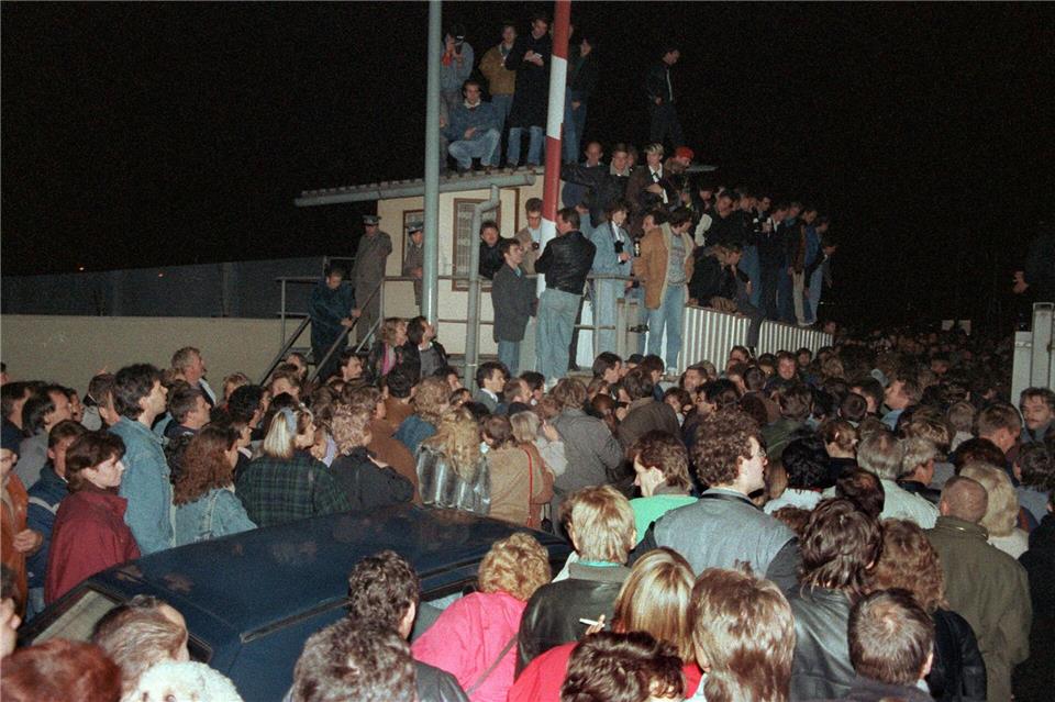 Am 9. November 1989 wollten viele DDR-Bürger mit eigenen Augen sehen, ob die Grenzen wirklich offen sind. (Archivbild)dpa