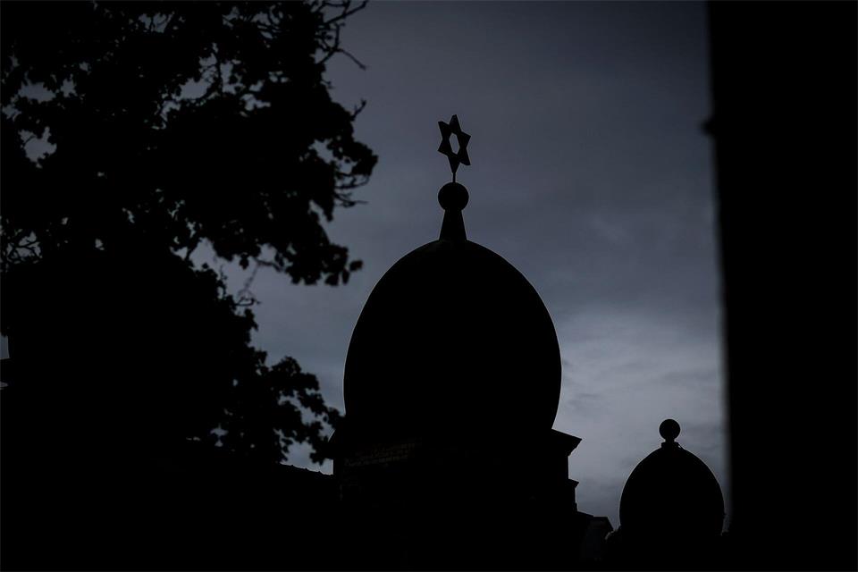 Am 9. Oktober 2019 hatte ein schwer bewaffneter Attentäter versucht, am höchsten jüdischen Feiertag in die Synagoge einzudringen. (Archivbild)Ronny Hartmann/AFP Pool/dpa