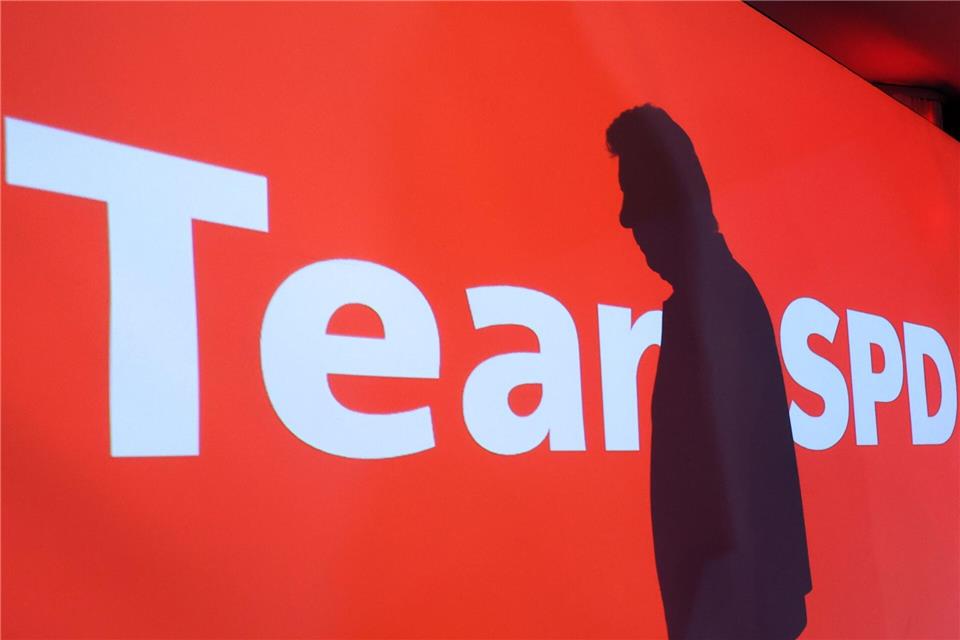 Am Abend der Wahlniederlage fällt Dieter Reiters Schatten auf den Wahlslogan „Team SPD“. Aus dem Schriftzug wird „Tear SPD“ - Träne. (Archivfoto)Karl-Josef Hildenbrand/dpa