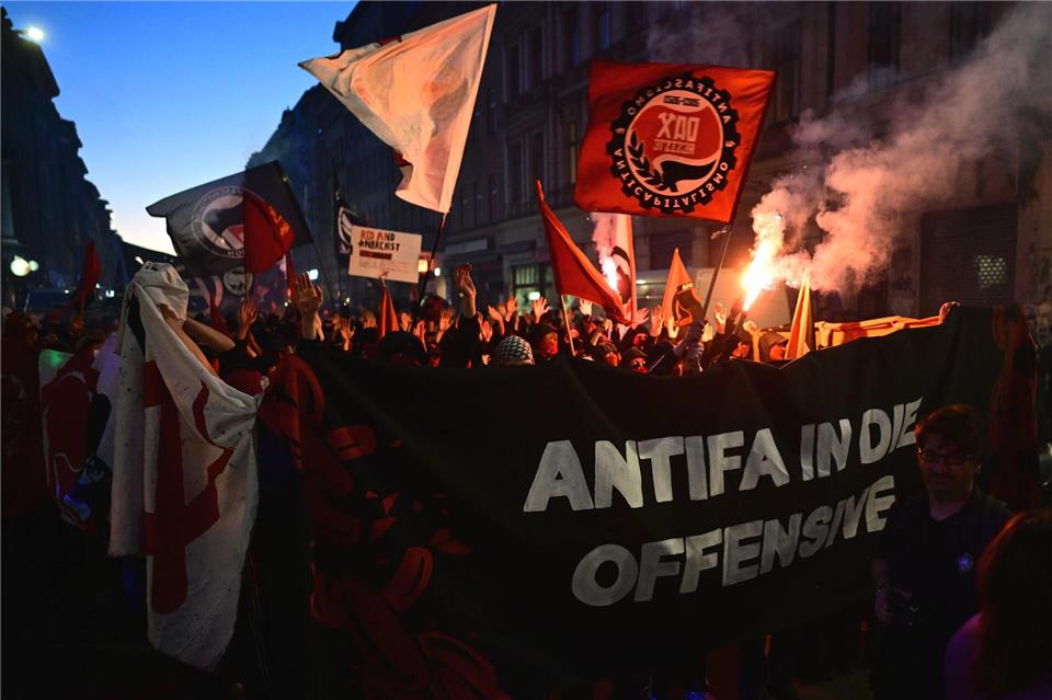 Am Abend des 1. Mai kam es bei einer Demonstration zu vereinzelten Angriffen auf die Polizei. Fabian Sommer/dpa
