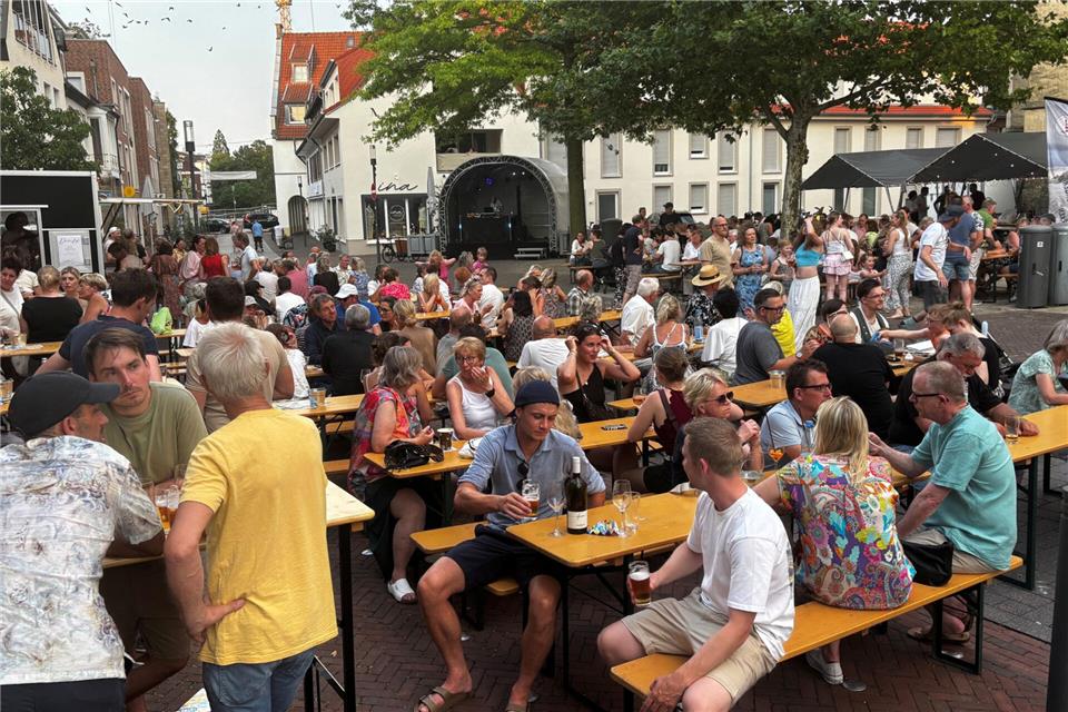 Am Abend füllte sich der Platz an der Mühlenstraße merklich mit Besuchern, die hier auch die lang ersehnte frische Brise bekamen.