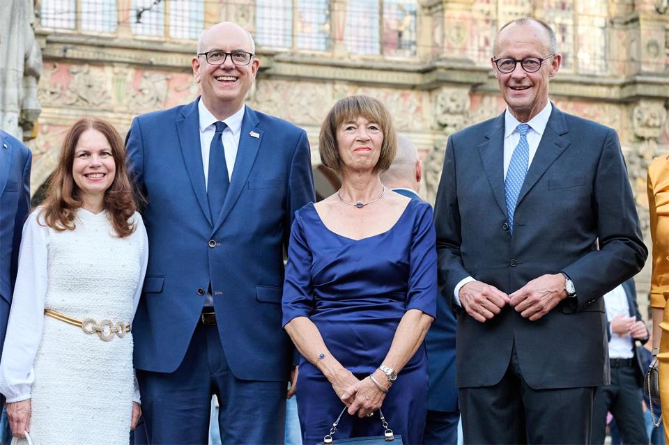 Am Abend vor den zentralen Feierlichkeiten zum Tag der Deutschen Einheit in Bremen hat Bremens Regierungschef Andreas Bovenschulte (SPD) dem Bundeskanzler den Marktplatz gezeigt. Sina Schuldt/dpa