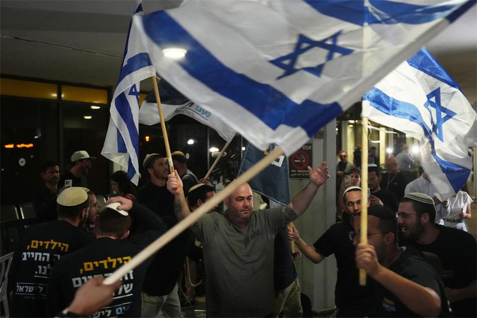 Am Abend wurden die Passagiere am Flughafen Tel Aviv in Empfang genommen.Ariel Schalit/AP/dpa