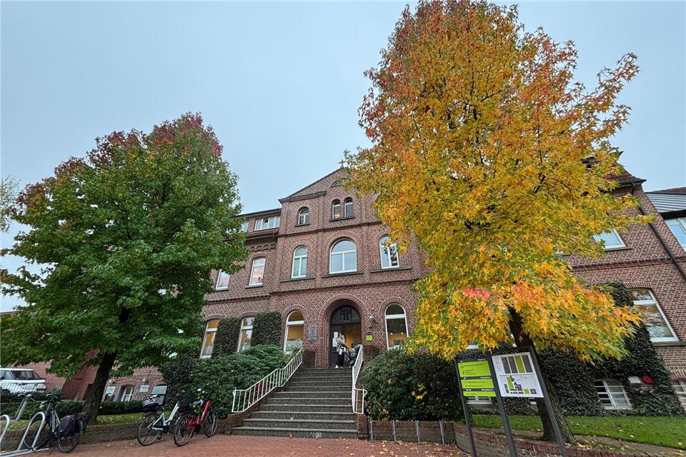 Am Ärztehaus in Velen ziehen neuen Allgemeinmediziner in die Praxis am Nebeneingang.