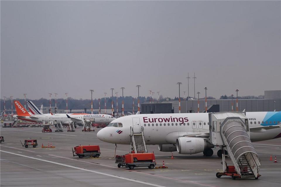 Am Airport Hamburg kann es wegen eines Kerosin-Lieferengpasses zu Verspätungen und Flugausfällen kommen. (Archivbild)Marcus Brandt/dpa