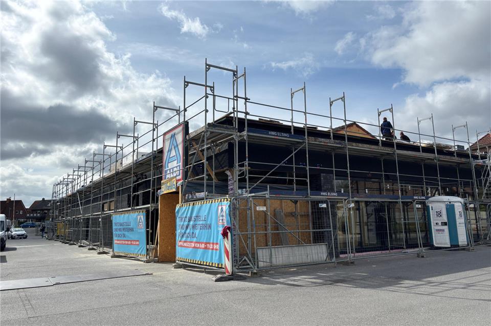 Am Aldi-Markt in Velen wird gerade angebaut.