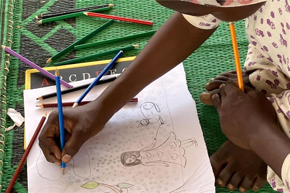 Am Anfang haben die Flüchtlingskinder Waffen und Flammen gemalt - nach Monaten malen sie wieder Blumen.Eva Krafczyk/dpa