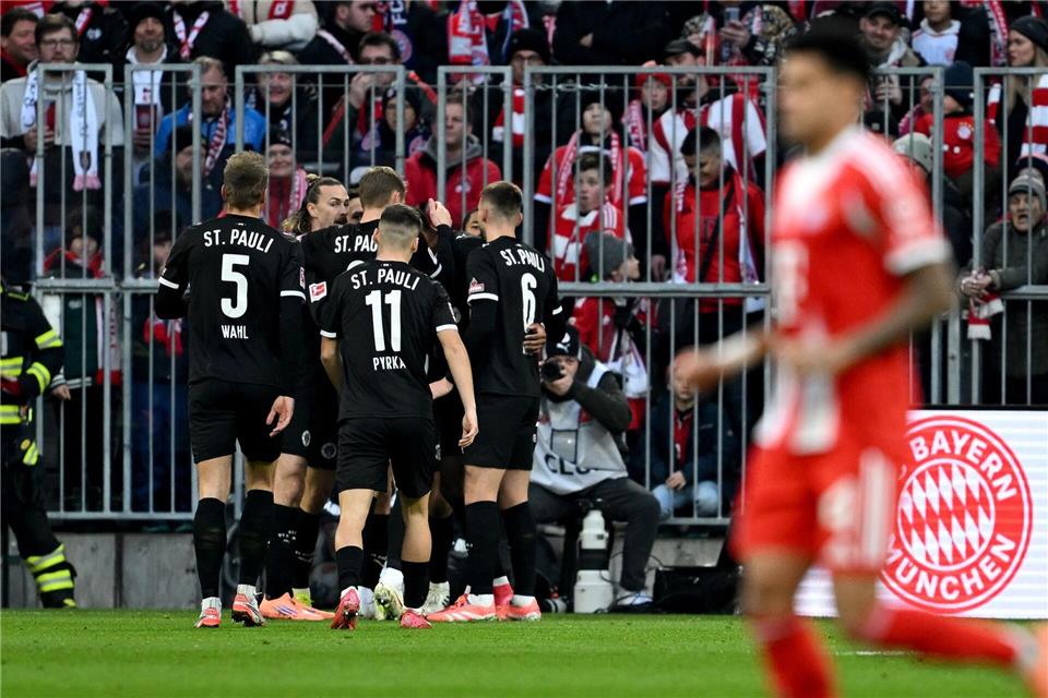 Am Anfang jubeln noch die Pauli-Profis in München.Sven Hoppe/dpa