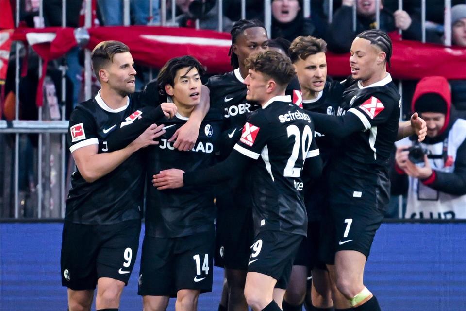 Am Anfang jubelten die Freiburger, hier mit Torschütze Yuito Suzuki (2.v. links), in München, dann gab es doch die gewohnte Niederlage.Sven Hoppe/dpa