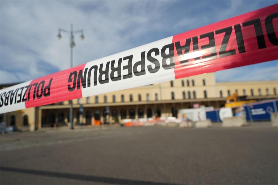 Am Augsburger Hauptbahnhof gibt es einen größeren Polizeieinsatz.Felix Kirberg/dpa
