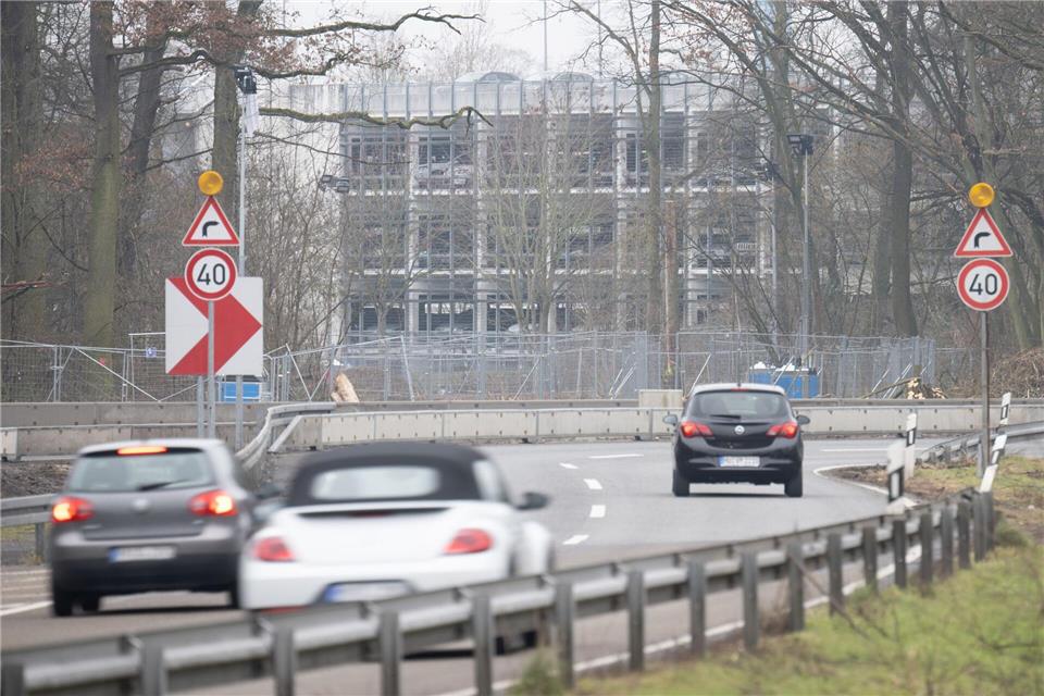 Am Ausbauende der A66 wird die Geschwindigkeit des Verkehrs reduziert. (Archivbild)Sebastian Gollnow/dpa