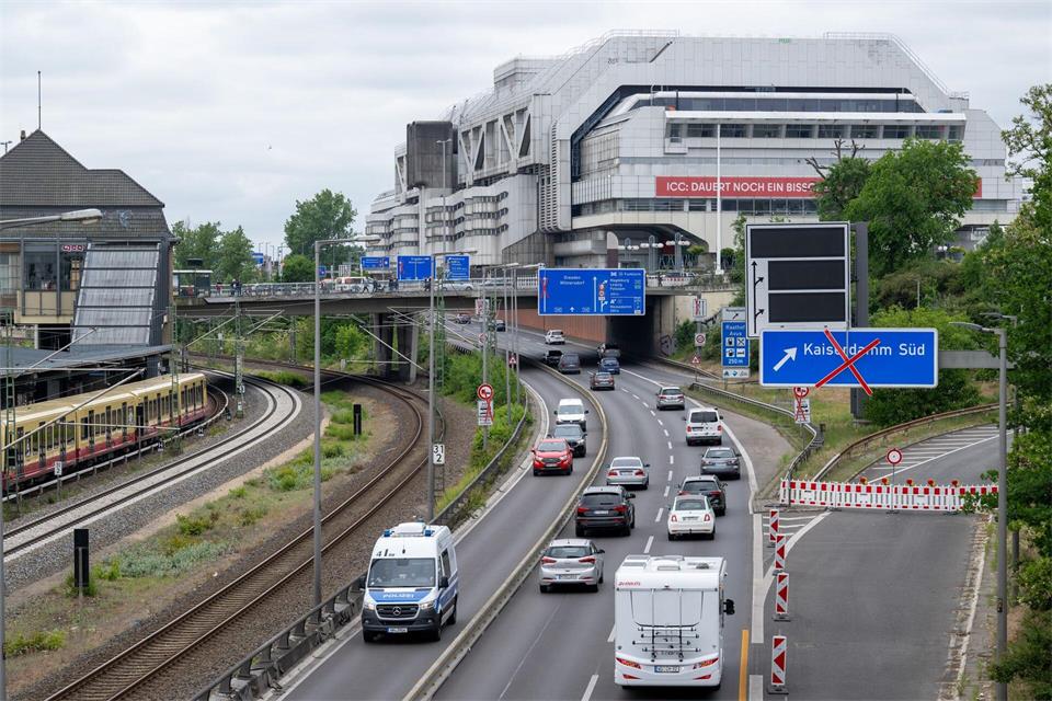 Am Autobahndreieck Funkturm ändert sich ab Montag die Verkehrsführung, um von der A115 auf die A100 zu gelangen. (Archivbild)Soeren Stache/dpa