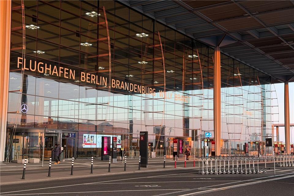 Am BER fallen erneut einige Verbindungen aus. (Symbolbild)Dominik Kotzur/dpa