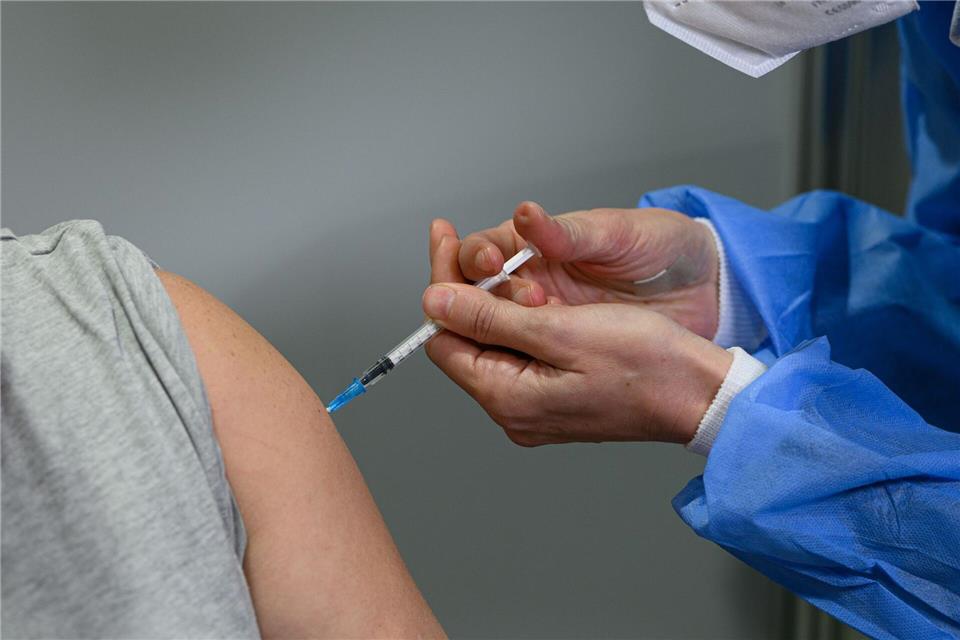 Am BGH geht es heute um die Klage einer Frau, die im März 2021 mit dem Impfstoff Vaxzevria des Herstellers Astrazeneca geimpft wurde. (Symbolbild)Robert Michael/dpa-Zentralbild/dpa