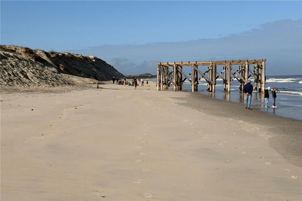 Am Badestrand Weiße Düne fehlt aktuell wie auf diesem Archivbild Sand.Volker Bartels/dpa