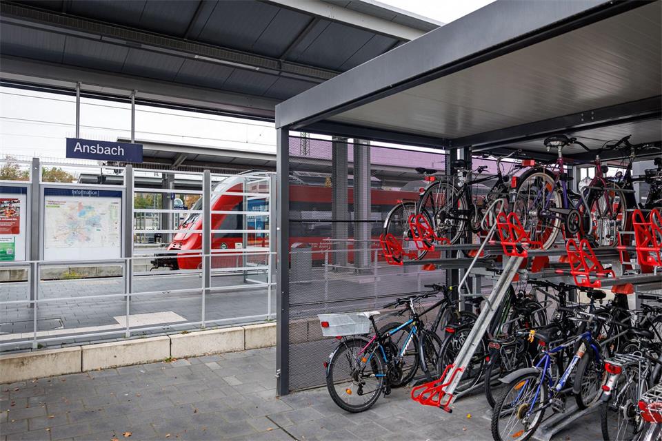 Am Bahnhof Ansbach befinden sich überdachte Fahrrad-Abstellanlagen in unmittelbarer nähe des Bahnsteigs.Daniel Karmann/dpa