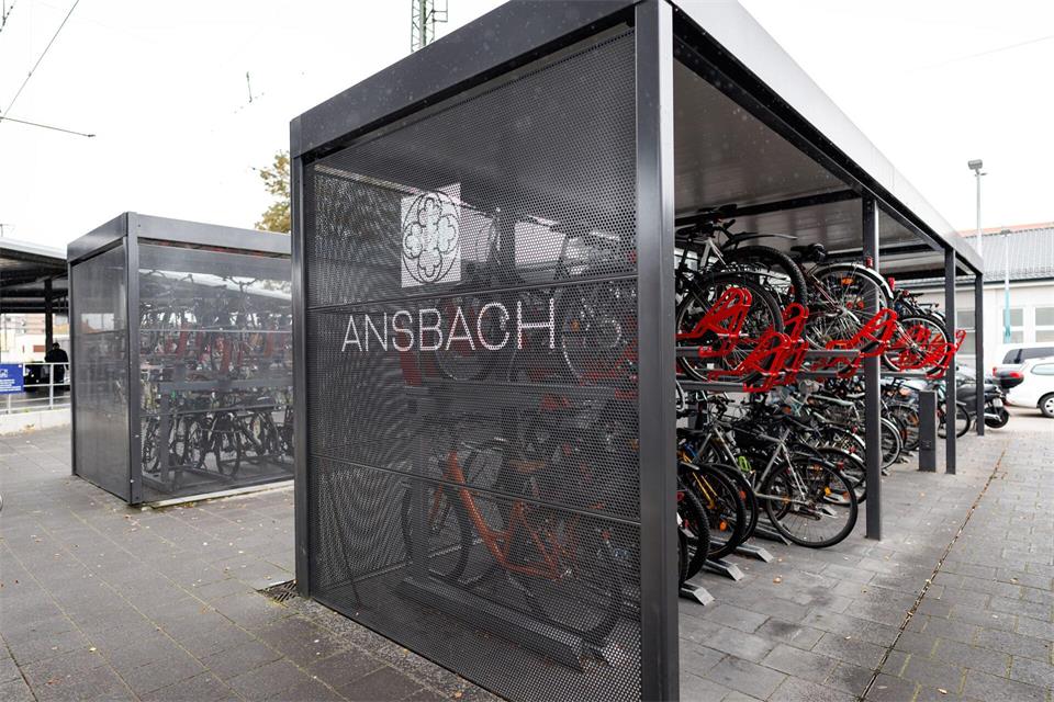 Am Bahnhof Ansbach gibt es überdachte Fahrrad-Abstellanlagen in unmittelbarer Nähe des Bahnsteigs.Daniel Karmann/dpa
