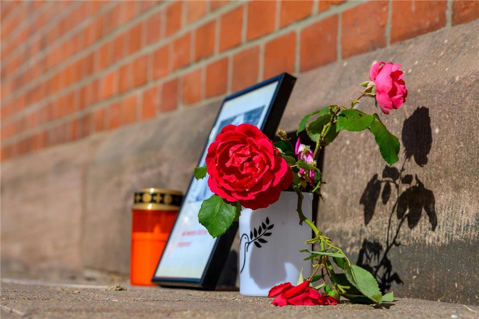 Am Bahnhof Friedland erinnern Blumen und Kerzen an die getötete 16-Jährige.Swen Pförtner/dpa