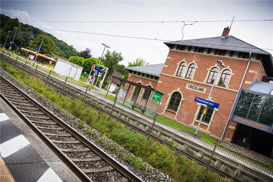 Am Bahnhof Friedland ist eine 16-Jährige mutmaßlich in den Tod gestoßen worden. (Archivbild)Moritz Frankenberg/dpa