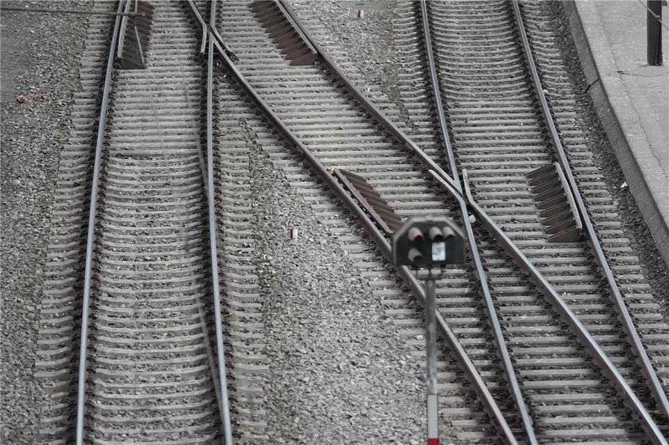 Am Bahnhof Heddesheim/Hirschberg sind alle Gleise für den Zugverkehr gesperrt. (Symbolbild)Marcus Brandt/dpa