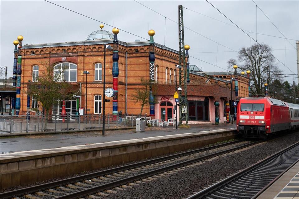 Am Bahnhof Uelzen hat die Mutter ihre einjährige Tochter wieder in den Arm nehmen können. (Symbolbild) Philipp Schulze/dpa