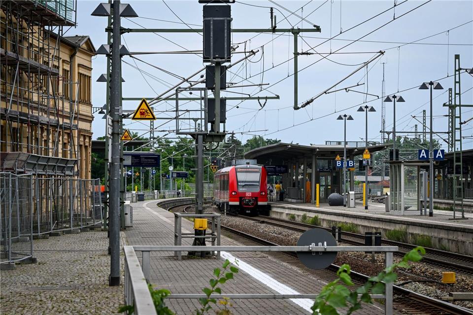 Am Bahnhof Wittenberge sollen ab 2028 mehr Züge fahren. (Archivbild)Jens Kalaene/dpa