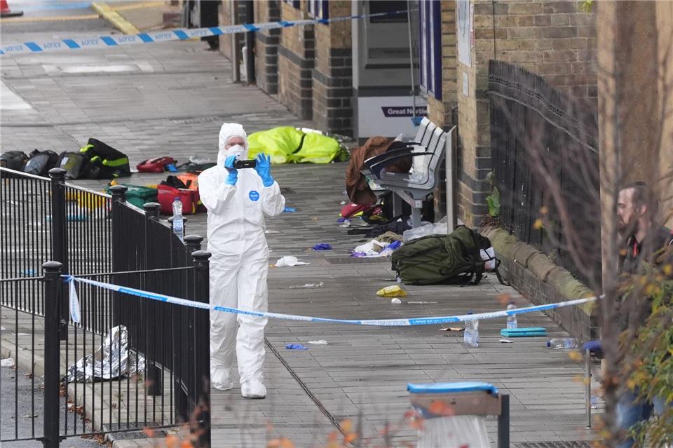 Am Bahnhof der Stadt Huntingdon dauern die Ermittlungen an.Joe Giddens/PA Wire/dpa