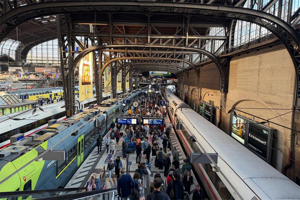 Am Bahnsteig zu den Gleisen 13 und 14 herrscht oft Gedränge. (Archivbild)Antonia Sawallisch/dpa