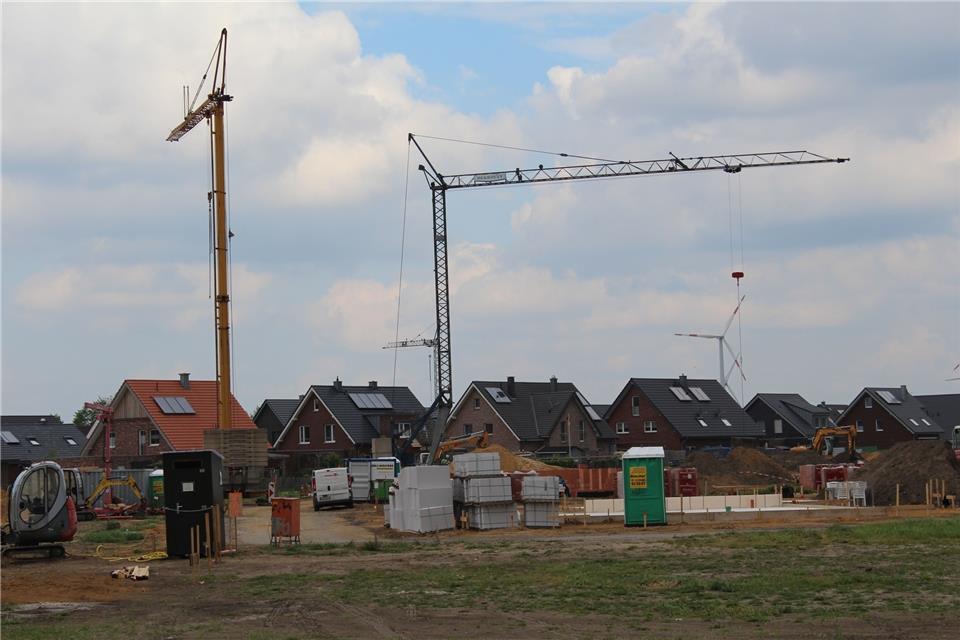 Am Baugebiet Stockbreede II haben die Arbeiten an den ersten Einfamilienhäusern begonnen.