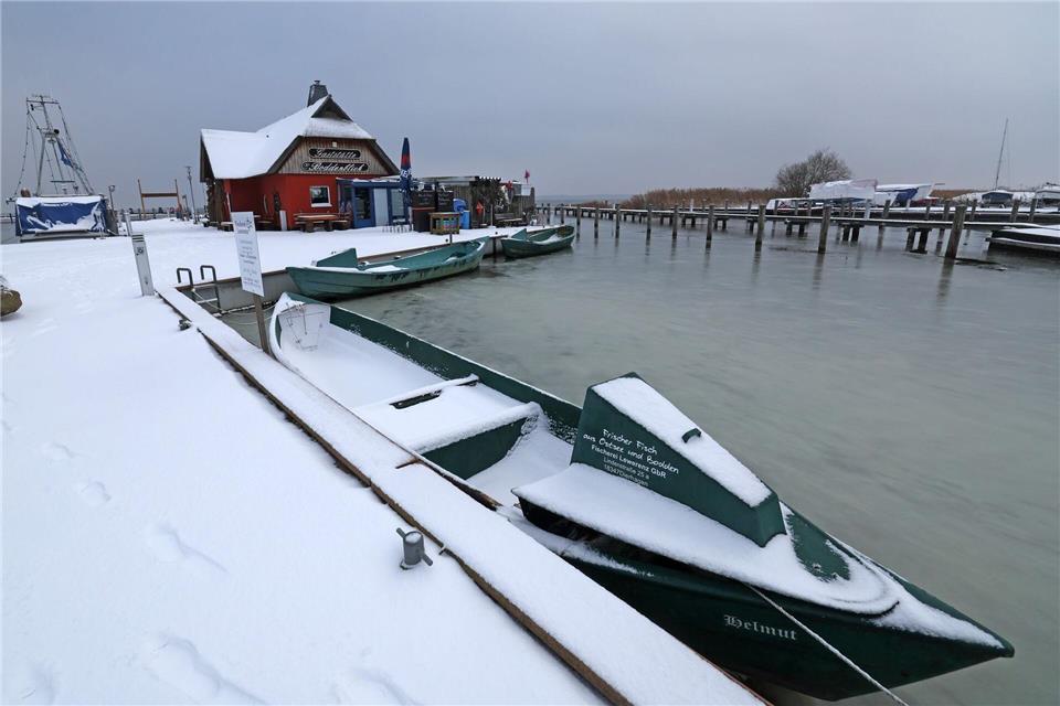 Am Bodden kann es bei langem Frost zu Eisbildung kommenBernd Wüstneck/dpa