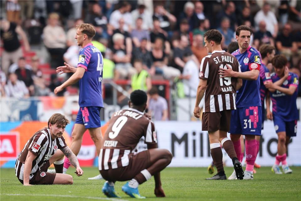 Am Boden: Der FC St. Pauli nach dem 1:2 gegen Mainz 05. Christian Charisius/dpa
