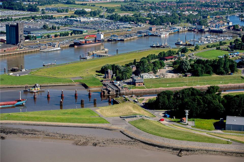 Am Borkumkai unweit der Getreidesilos (oben links) sollen die Kreuzfahrtschiffe künftig festmachen. (Archivbild) Hauke-Christian Dittrich/dpa