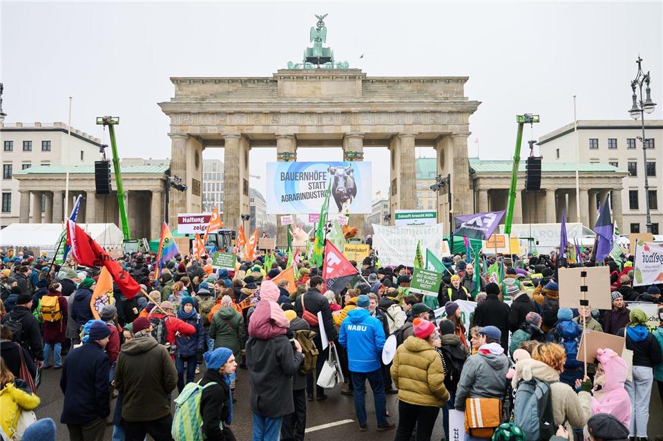 Am Brandenburger Tor in Berlin fordern Demonstranten unter dem Motto „Wir haben es satt“ eine andere Landwirtschaftspolitik. Annette Riedl/dpa