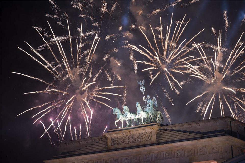 Am Brandenburger Tor ist dieses Jahr zum Jahreswechsel einiges anders als in den vergangenen Jahren - ein Feuerwerk soll es aber erneut geben. (Archivbild)  Sebastian Christoph Gollnow/dpa