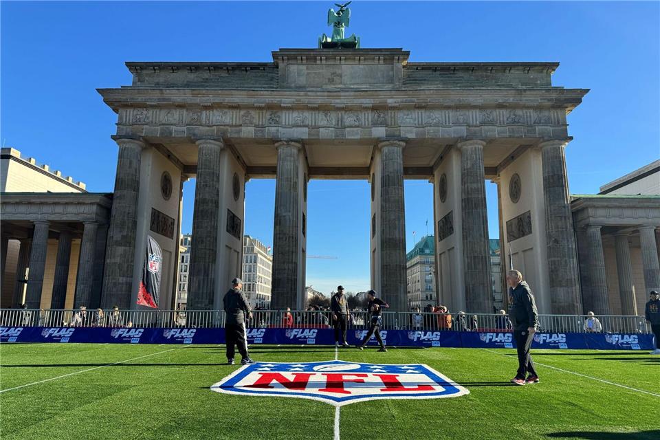 Am Brandenburger Tor ist ein Flag-Football-Field aufgebaut. Jordan Raza/dpa