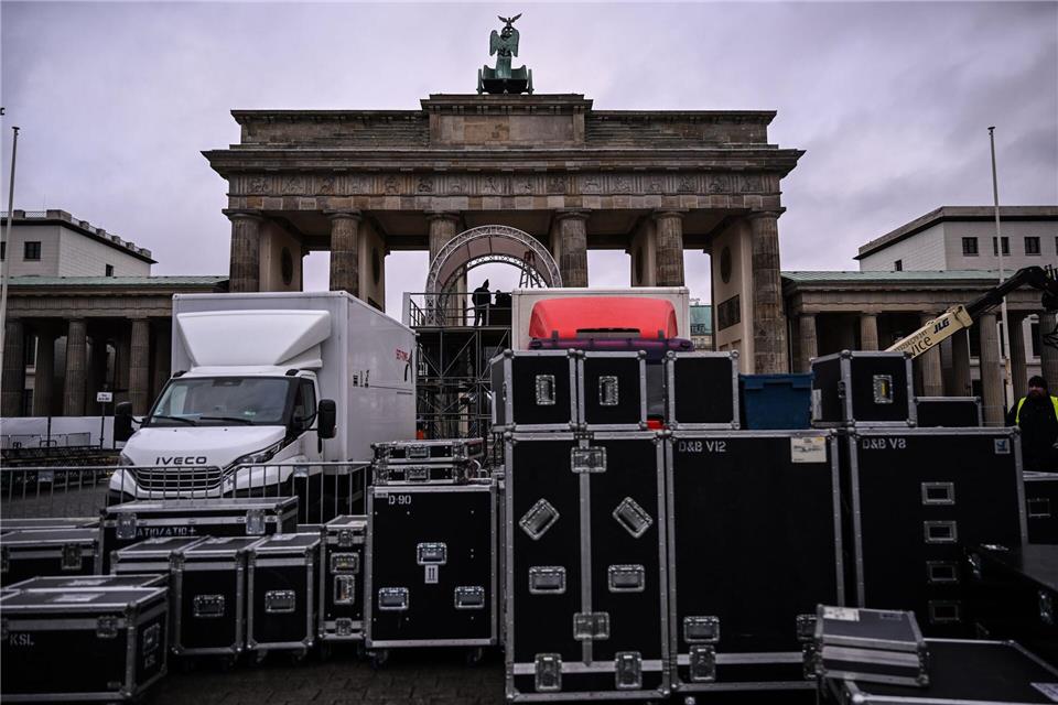 Am Brandenburger Tor ist zum Jahreswechsel einiges anders als in den vergangenen Jahren. (Archivbild)  Britta Pedersen/dpa
