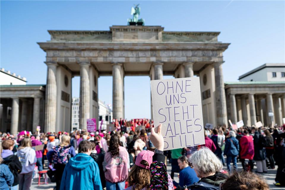 Am Brandenburger Tor machten viele Frauen ihrem Unmut über Benachteiligung Luft.Fabian Sommer/dpa