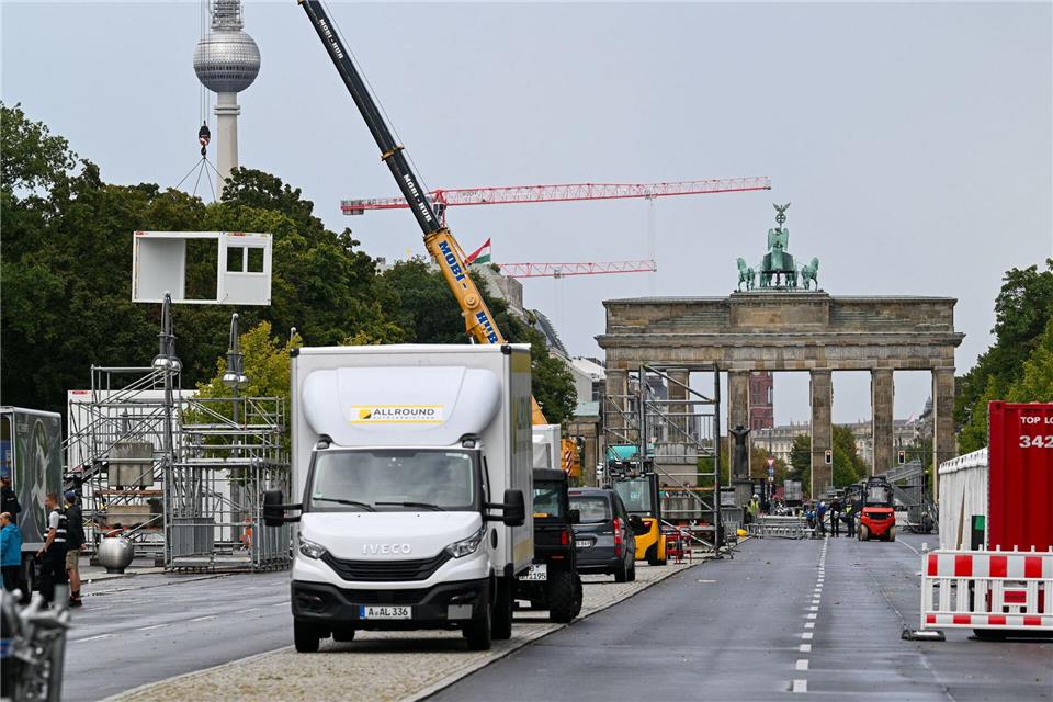 Am Brandenburger Tor wird bereits der Zielbereich aufgebaut.Sören Stache/dpa