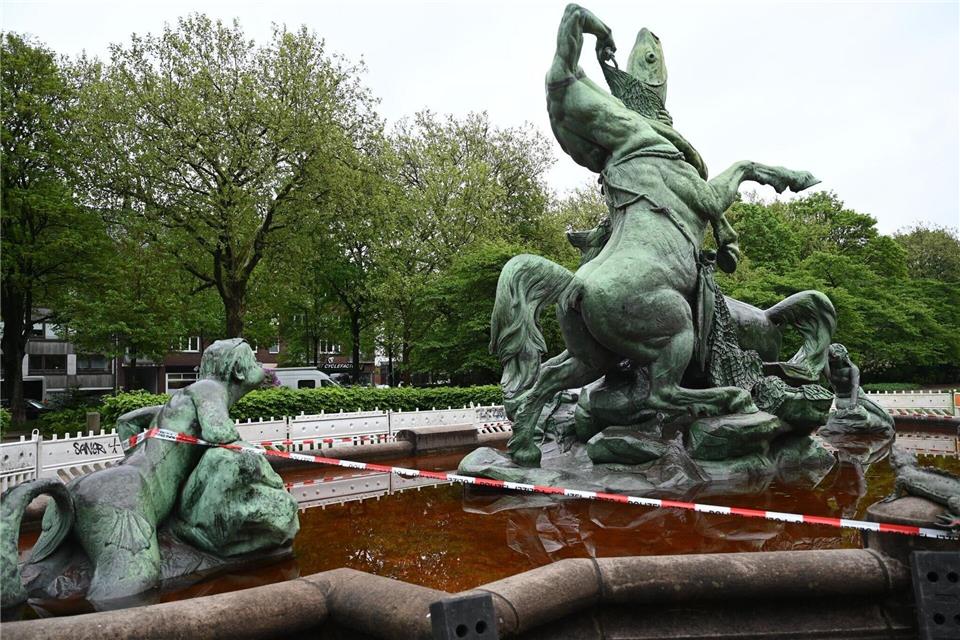 Am Brunnen wurde Absperrungen angebracht. Katrin Luxenburger/dpa