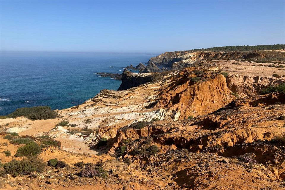 Am Cabo Sardão an der Alentejo-Küste gibt es sogenannte versteinerte Dünen mit Felsen und Sand in vielen Farben.Friedemann Kohler/dpa