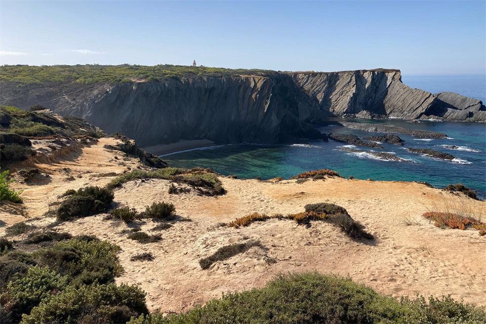Am Cabo Sardão, dem westlichsten Punkt der Alentejo-Küste, stürzen Schieferklippen 50 Meter tief hinab zum Atlantischen Ozean.Friedemann Kohler/dpa