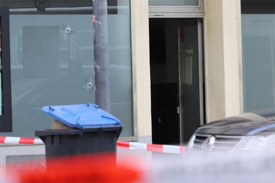 Am Café sind Einschusslöcher zu sehen.---/dpa