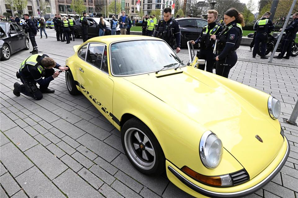Am „Car-Freitag“ treffen sich traditionell Auto-Fans.Roberto Pfeil/dpa