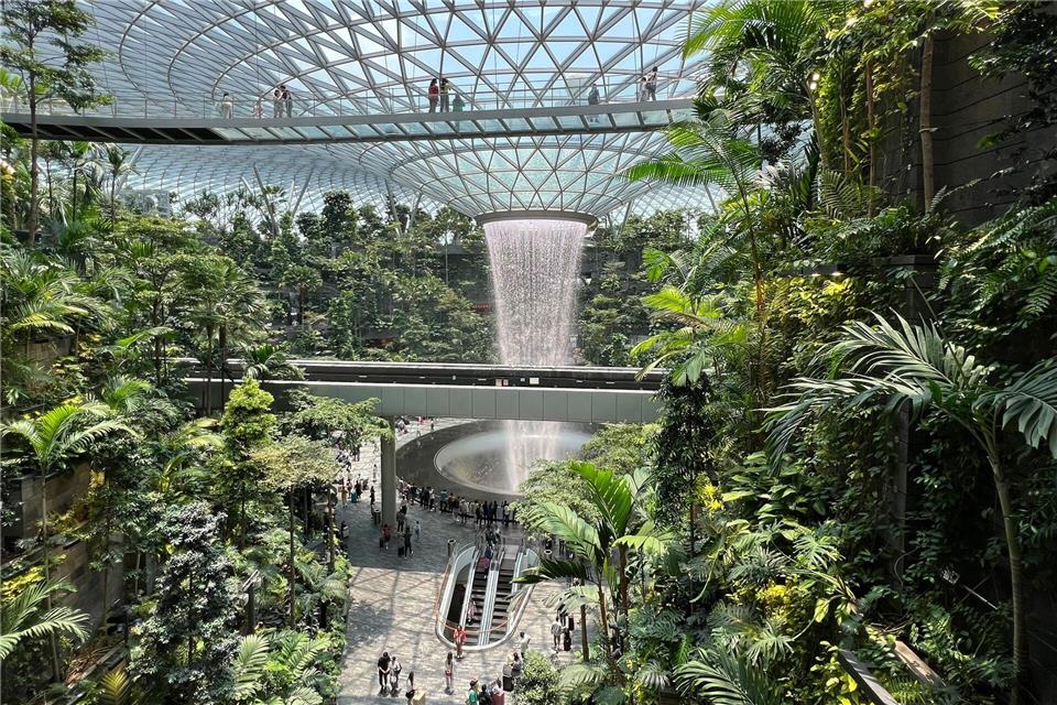 Am Changi Airport können Reisende ihre Pässe dank Gesichtserkennung häufiger in der Tasche lassen und schneller durch die Kontrolle gelangen.Carola Frentzen/dpa/dpa-tmn