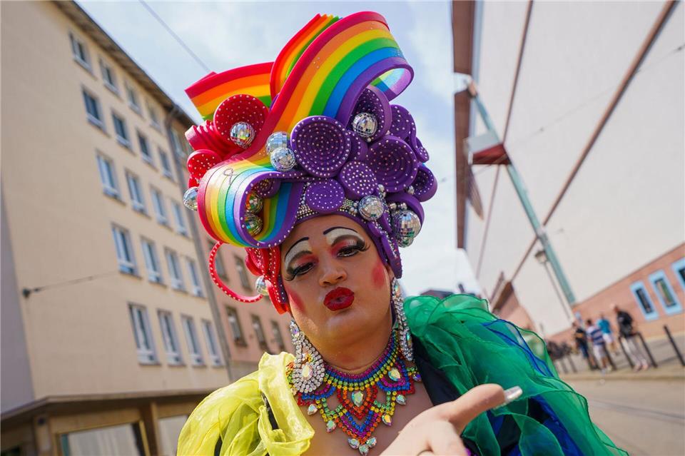 Am Christopher Street Day setzen die Demonstrierenden ein buntes Zeichen für Vielfalt und Toleranz. (Archivbild) Andreas Arnold/dpa