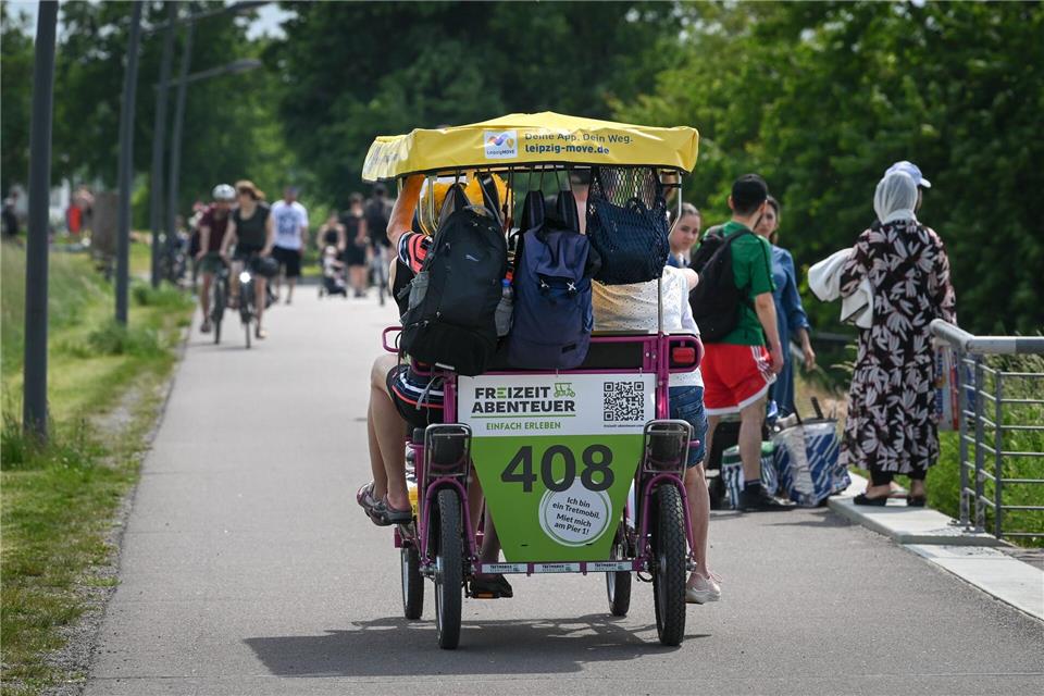 Am Cospudener See bei Leipzig herrschte reges Treiben. Zahlreiche Besucher waren zu Fuß oder mit dem Fahrrad unterwegs oder nutzten die Gelegenheit zum Baden. Heiko Rebsch/dpa